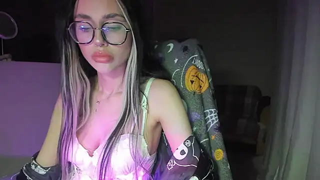 Snapshot of MieuCriss chatting on 03-17-26, 08:01 MieuCriss online show from 03-17-26, 08:01