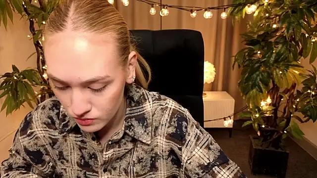 Snapshot of JenniferCamprell chatting on 03-25-26, 04:13 JenniferCamprell online show from 03-25-26, 04:13