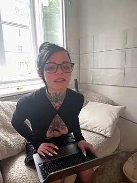 SkinnyLilly online show from 05-21-26, 03:30