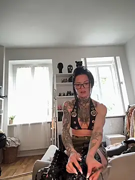SkinnyLilly online show from 06-04-26, 09:59