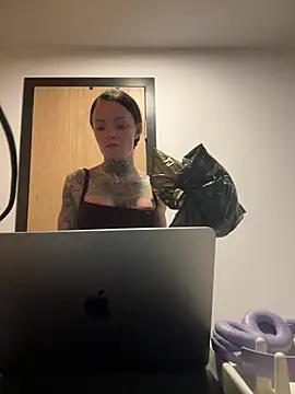 SkinnyLilly online show from 06-09-26, 07:36