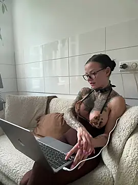 SkinnyLilly online show from 07-05-26, 06:37