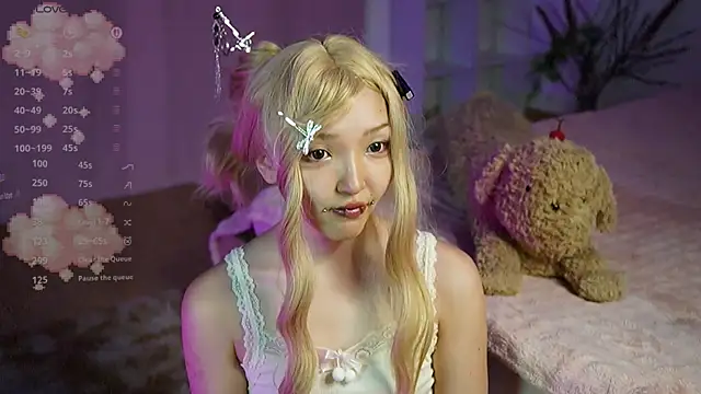 Snapshot of Linhmew chatting on 07-15-26, 09:31 Linhmew online show from 07-15-26, 09:31