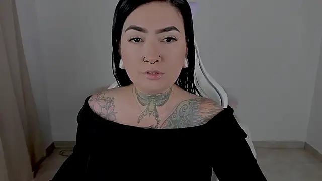 Snapshot of heeyy_kitty chatting on 04-13-26, 04:23 heeyy kitty online show from 04-13-26, 04:23