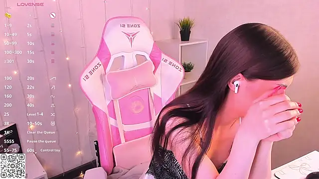 Snapshot of LunaRossaa chatting on 05-27-26, 01:57 LunaRossaa online show from 05-27-26, 01:57
