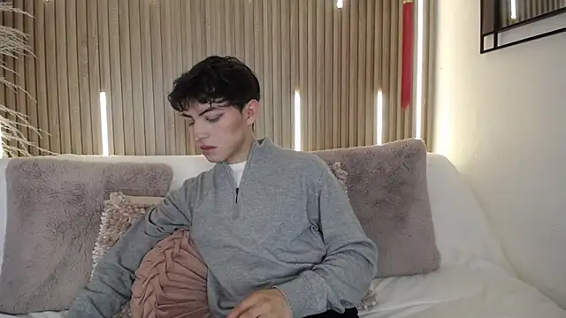 Cristopher Wild online show from 04-06-26, 08:54