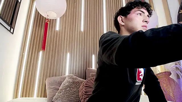 Cristopher Wild online show from 04-21-26, 08:12