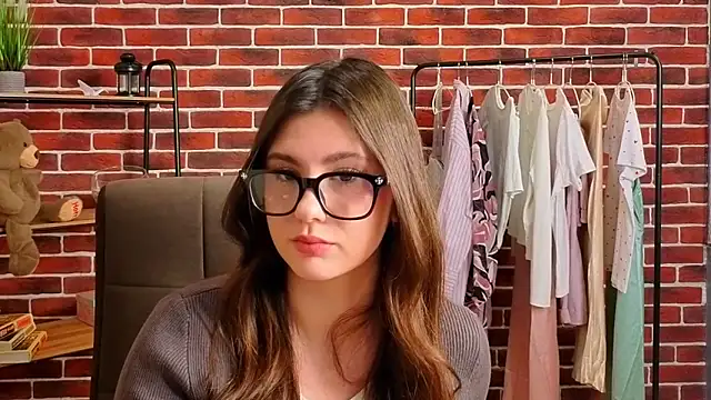 Snapshot of EllensWhite chatting on 03-31-26, 09:32 EllensWhite online show from 03-31-26, 09:32