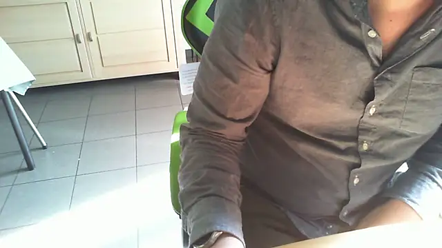 Snapshot of Belgiumboy92 chatting on 03-12-26, 12:22 Belgiumboy92 online show from 03-12-26, 12:22