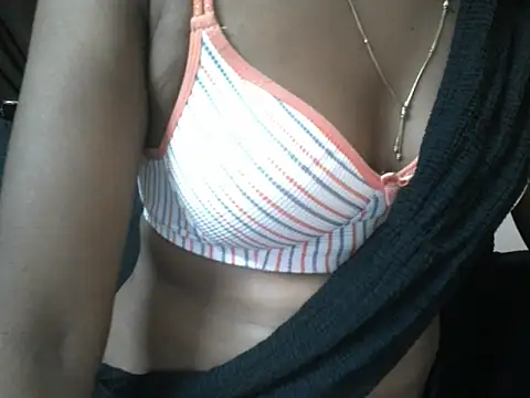 Snapshot of Couplehot00 chatting on 05-31-26, 01:29 Couplehot00 online show from 05-31-26, 01:29