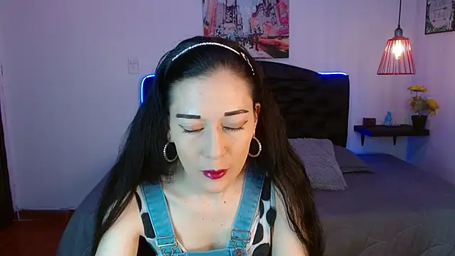 Snapshot of Mylu_xx chatting on 05-26-26, 01:40 Mylu xx online show from 05-26-26, 01:40