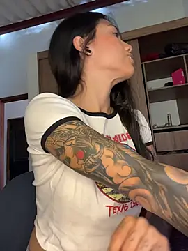 Snapshot of Twoshotsparty420 chatting on 04-07-26, 01:33 Twoshotsparty420 online show from 04-07-26, 01:33