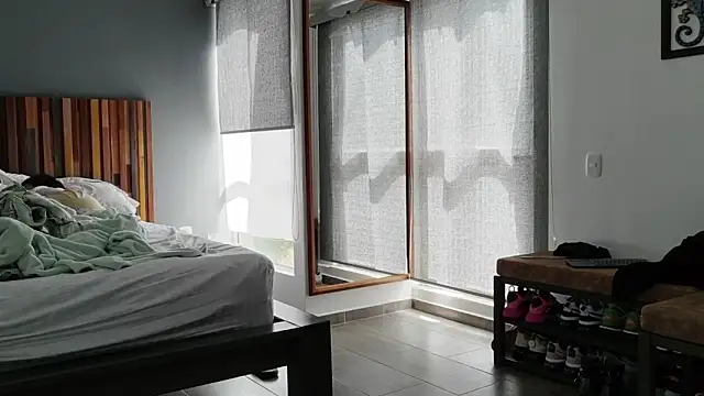 LauraaPeachh1 online show from 04-12-26, 02:55