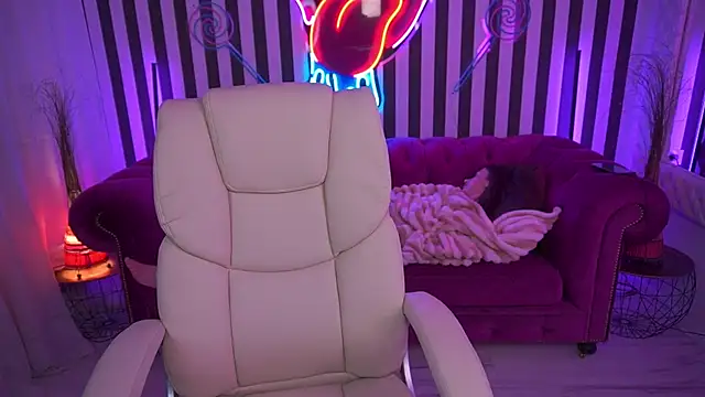 LittleJulii online show from 05-19-26, 01:56