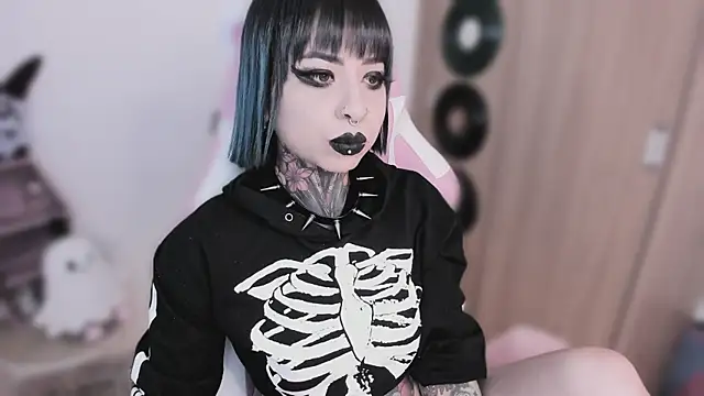 shes creepy online show from 05-11-26, 06:30