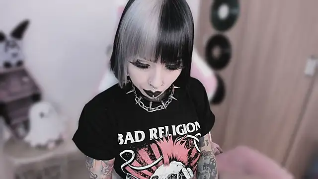 shes creepy online show from 05-22-26, 03:57