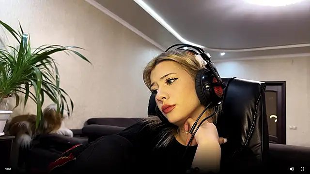 Snapshot of annie1handsome chatting on 03-17-26, 05:49 annie1handsome online show from 03-17-26, 05:49