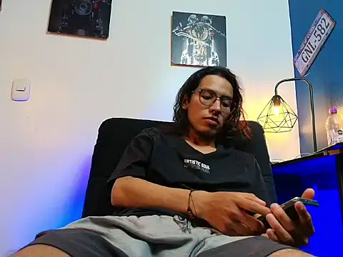 Snapshot of Enzo_jagger chatting on 03-13-26, 08:04 Enzo jagger online show from 03-13-26, 08:04