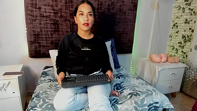 Snapshot of thyra-corall chatting on 04-07-26, 03:29 thyra-corall online show from 04-07-26, 03:29