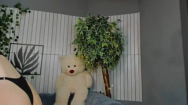 Snapshot of MilaLewi chatting on 04-15-26, 01:34 MilaLewi online show from 04-15-26, 01:34