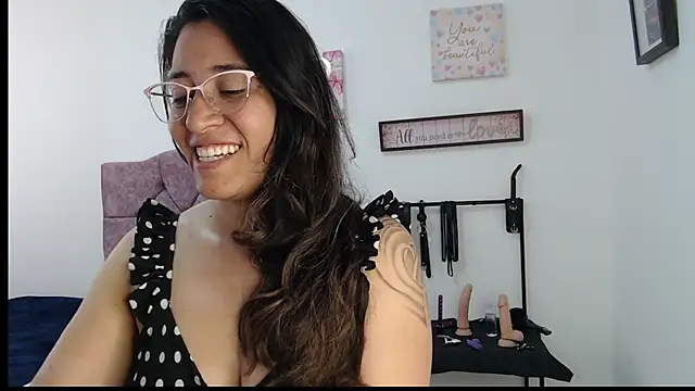 Snapshot of violeta_scott chatting on 05-15-26, 03:30 violeta scott online show from 05-15-26, 03:30