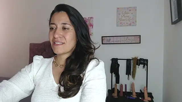 Snapshot of violeta_scott chatting on 06-15-26, 02:30 violeta scott online show from 06-15-26, 02:30