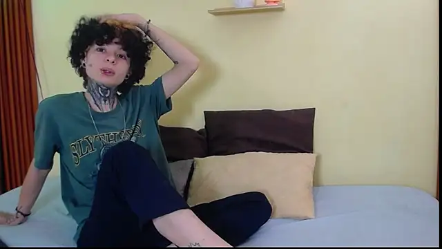 Snapshot of JuneBlake_ chatting on 03-13-26, 02:01 JuneBlake online show from 03-13-26, 02:01