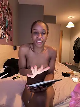 Halligirl online show from 03-13-26, 01:51