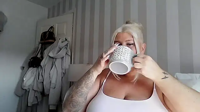 Lexi Laura online show from 04-24-26, 08:17