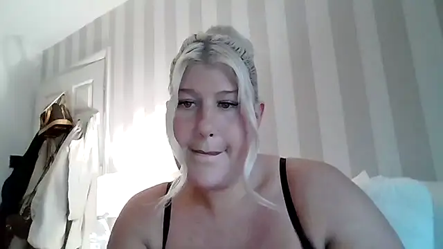 Snapshot of Lexi_Laura chatting on 05-12-26, 07:44 Lexi Laura online show from 05-12-26, 07:44