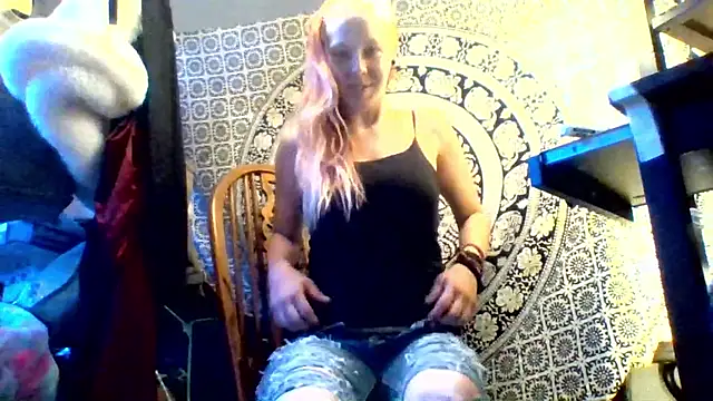 Snapshot of Ambionce chatting on 05-14-26, 12:01 Ambionce online show from 05-14-26, 12:01