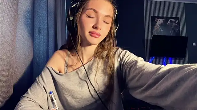 Snapshot of Veluxe chatting on 03-15-26, 12:22 Veluxe online show from 03-15-26, 12:22