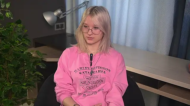 Snapshot of DinaSporn chatting on 03-17-26, 08:28 DinaSporn online show from 03-17-26, 08:28