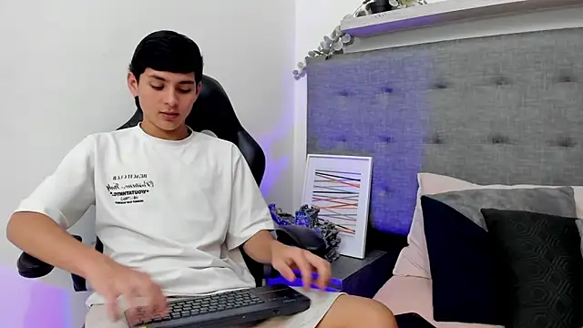 Andrew restrepoo online show from 03-19-26, 02:54