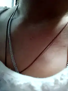 Snapshot of Leiley_98 chatting on 05-14-26, 02:02 Leiley 98 online show from 05-14-26, 02:02