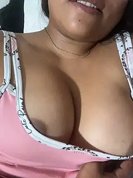 Snapshot of yuliana056 chatting on 03-17-26, 05:44 yuliana056 online show from 03-17-26, 05:44