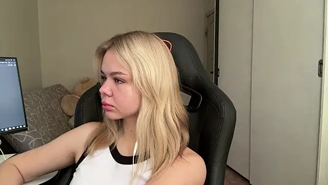 Snapshot of Avadream chatting on 03-17-26, 09:23 Avadream online show from 03-17-26, 09:23