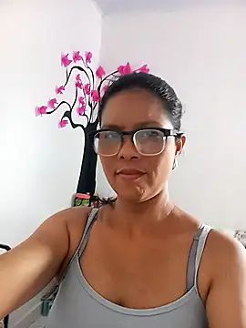 Snapshot of Latina306 chatting on 03-17-26, 04:10 Latina306 online show from 03-17-26, 04:10