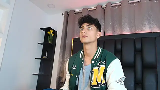 MaxiimoRomano  online show from 06-18-26, 04:22