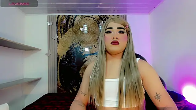 Snapshot of Alice_Yermanotta chatting on 05-26-26, 03:13 Alice Yermanotta online show from 05-26-26, 03:13