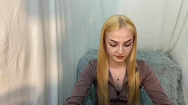 Snapshot of EvaKapnist chatting on 04-13-26, 08:25 EvaKapnist online show from 04-13-26, 08:25