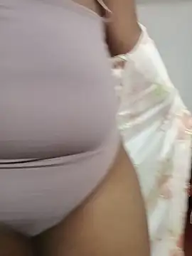 Snapshot of honeyi_babe chatting on 05-08-26, 06:13 honeyi babe online show from 05-08-26, 06:13