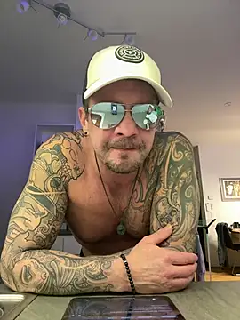 Snapshot of stefhart chatting on 04-14-26, 01:00 stefhart online show from 04-14-26, 01:00