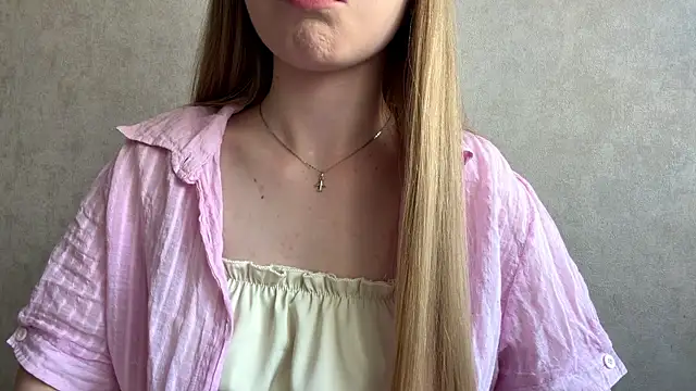 Snapshot of CarolineNine chatting on 07-01-26, 02:40 CarolineNine online show from 07-01-26, 02:40