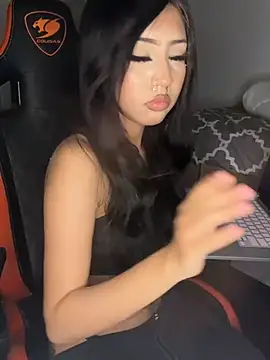 Snapshot of makeDollywet chatting on 08-03-26, 01:27 makeDollywet online show from 08-03-26, 01:27