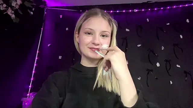 Snapshot of LiziSweet chatting on 03-21-26, 03:48 LiziSweet online show from 03-21-26, 03:48