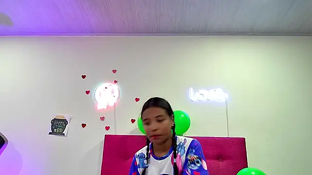 Snapshot of Ellie_Cute7 chatting on 03-23-26, 07:18 Ellie Cute7 online show from 03-23-26, 07:18