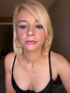 Snapshot of evaluminax chatting on 03-26-26, 12:39 evaluminax online show from 03-26-26, 12:39