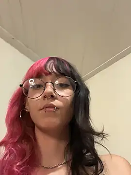 Snapshot of Moon_ chatting on 04-15-26, 09:26 Moon online show from 04-15-26, 09:26