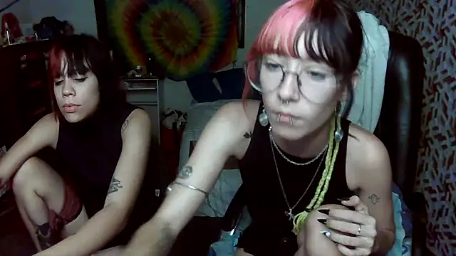 Snapshot of Moon_ chatting on 04-22-26, 01:41 Moon online show from 04-22-26, 01:41